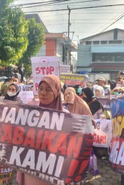 Ratusan Korban Bank Mandiri Taspen Purwokerto, Geruduk danTuntut Pembatalan Kredit Bermasalah