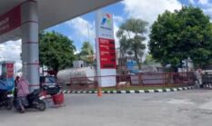 Diduga Oknum SPBU Titip Solar Subsidi kePelangsiran. Antrian di SPBU kian menjamur diSimpang Tiga Ferry Batulicin, Warga Mengaku Kesulitan Mendapatkan BBM