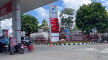 Diduga Oknum SPBU Titip Solar Subsidi kePelangsiran. Antrian di SPBU kian menjamur diSimpang Tiga Ferry Batulicin, Warga Mengaku Kesulitan Mendapatkan BBM