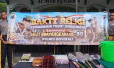BAKTI RELIGI HARI BHAYANGKARA KE-80, POLRES BOYOLALI DAN POLSEK JAJARAN BERSIHKAN TEMPAT IBADAH SERTA SALURKAN BANTUAN