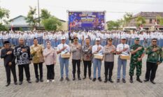 Sentuhan Humanis di Hari Bhayangkara ke-80, Kapolda Jateng dan Forkopimda Sukoharjo Bagikan 1000 Pasang Sepatu Gratis Bagi Pelajar