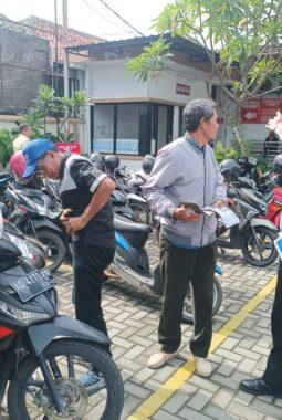 Cek Fisik dan Ganti Pelat Kendaraan di Samsat Karanganyar Berjalan Lancar, Polantas Menyapa Hadir Berikan Pelayanan Prima