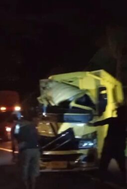 VIRAL DI MEDIA SOSIAL: Tabrakan “Adu Banteng” Truk di Garut, 1 Meninggal dan 3 Kritis!