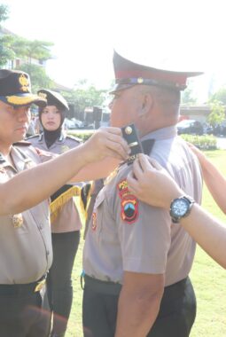 Kapolres Kudus AKBP Wahyu Sulistyo Pimpin Upacara Perdana, Aiptu Bambang Naik Pangkat Pengabdian Jadi Ipda