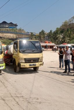 On The Rock Salurkan 100 Tangki Air Bersih, Bantu Warga Banjarejo Hadapi