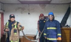 King Kobra 3,5 Meter Sembunyi di Bawah Rak TV, Warga Bungbulang Panik