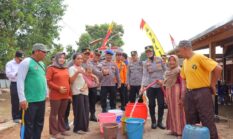 Peduli Kebutuhan Warga, Kapolres Kendal Salurkan 10.000 Liter Air Bersih dan Sembako di Desa Sidomakmur