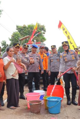 Peduli Kebutuhan Warga, Kapolres Kendal Salurkan 10.000 Liter Air Bersih dan Sembako di Desa Sidomakmur