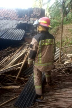 Ditinggal Menyiram Kekebun Rumah Kebakaran, Untung Respon 5 menit Terselamatkan oleh Damkar
