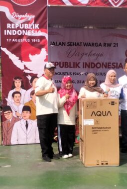 Ratusan Warga RW 21 Sendangmulyo Antusias Ikuti Jalan Sehat HUT Kemerdekaan RI