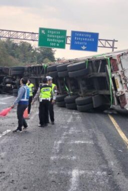 Diduga Rem Tak Berfungsi, Truk Box Muatan Biji Plastik Laka Tunggal di Jalan Tol