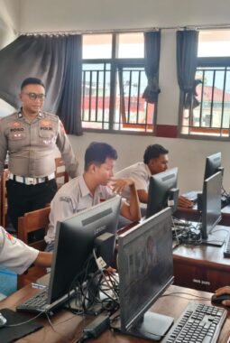 Tim Trainer Polres Sragen Bekali 115 Pelajar SMK Sakti Gemolong Paham AI