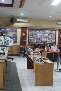 *Polres Boyolali Ungkap Duel Sajam Pelajar, Senjata 1,8 Meter Diamankan*  BOYOLALI – Kapolres Boyolali AKBP Indra Maulana Saputra,  S.H., S.I..K., M.Si. mengungkap kasus dugaan tindak pidana kepemilikan senjata tajam yang melibatkan dua anak di bawah umur. Pengungkapan kasus tersebut disampaikan langsung oleh Kapolres Boyolali dalam rilis kepada awak media, Rabu (9/9/2026).  Kasus tersebut terjadi pada Kamis (3/9/2026) sekitar pukul 17.30 WIB di Jalan Solo-Semarang, tepatnya di Dukuh Tompak RT 001/RW 006, Desa Sidomulyo, Kecamatan Ampel, Kabupaten Boyolali. Pengungkapan bermula ketika pada Jumat (4/9/2026) petugas memperoleh informasi dari media sosial Instagram terkait video yang memperlihatkan dua orang yang diduga pelajar terlibat aksi saling serang menggunakan senjata tajam di tengah jalan raya Solo-Semarang.  Menindaklanjuti informasi tersebut, Tim URC Satreskrim Polres Boyolali bersama Unit Reskrim Polsek Ampel melakukan serangkaian penyelidikan. Hasilnya, pada Senin (7/9/2026), petugas berhasil mengamankan dua anak yang diduga terlibat dalam aksi tersebut.  “Dari hasil penyelidikan dan pemeriksaan, diketahui bahwa kedua anak tersebut sebelumnya telah sepakat bertemu untuk melakukan ‘Duel Alatan’, yaitu tantangan satu lawan satu dengan menggunakan senjata tajam,” terang Kapolres Boyolali.  Dalam aksi tersebut, salah satu anak menggunakan senjata tajam jenis celurit dengan panjang 155 sentimeter, sedangkan anak lainnya menggunakan senjata tajam jenis corbek atau cocor bebek dengan panjang 180 sentimeter.  Kapolres menjelaskan, aksi tersebut dilakukan karena faktor gengsi atas nama sekolah masing-masing serta keinginan untuk mendapatkan pengakuan. Kedua anak tersebut diketahui berasal dari sekolah yang berbeda.  Aksi duel berlangsung kurang lebih 30 detik. Beruntung, dalam kejadian tersebut tidak ada korban yang mengalami luka akibat senjata tajam.  Dari hasil penyidikan juga diketahui bahwa kedua senjata tajam tersebut diperoleh melalui media sosial. Celurit dibeli melalui aplikasi Facebook dengan harga Rp230 ribu, sedangkan senjata jenis corbek dibeli melalui aplikasi Instagram dengan harga Rp350 ribu.  Dalam pengungkapan perkara tersebut, polisi mengamankan sejumlah barang bukti, di antaranya satu bilah celurit sepanjang 155 sentimeter dan satu bilah senjata tajam jenis corbek sepanjang 180 sentimeter dalam kondisi patah, serta pakaian dan perlengkapan yang berkaitan dengan kejadian.  Selain kedua anak tersebut, penyidik juga telah meminta keterangan dari tiga teman mereka yang berada di lokasi saat aksi “Duel Alatan” berlangsung. Ketiganya juga masih di bawah umur.  Atas perbuatannya, kedua anak tersebut dipersangkakan melanggar Pasal 307 Ayat (1) Undang-Undang Republik Indonesia Nomor 1 Tahun 2023 tentang Kitab Undang-Undang Hukum Pidana, dengan ancaman pidana penjara paling lama 7 tahun, dengan tetap memperhatikan ketentuan peraturan perundang-undangan mengenai sistem peradilan pidana anak.  Kapolres Boyolali menegaskan bahwa kepolisian akan terus melakukan langkah pencegahan dan penindakan terhadap aksi kekerasan yang melibatkan pelajar, khususnya penggunaan senjata tajam yang dapat membahayakan keselamatan diri sendiri maupun masyarakat.  “Kami mengimbau kepada para pelajar agar tidak mudah terprovokasi, tidak membawa maupun memiliki senjata tajam, serta tidak menyelesaikan persoalan dengan kekerasan. Peran orang tua, sekolah, dan masyarakat sangat penting dalam melakukan pengawasan terhadap anak-anak,” tegas Kapolres.  Polres Boyolali juga mengajak seluruh pihak untuk bersama-sama menciptakan lingkungan pendidikan yang aman dan kondusif serta mencegah generasi muda terjerumus dalam aksi kekerasan, tawuran maupun aktivitas yang dapat berhadapan dengan hukum.  Polres Boyolali berkomitmen untuk terus hadir memberikan perlindungan kepada masyarakat dan menjaga situasi kamtibmas tetap aman dan kondusif.