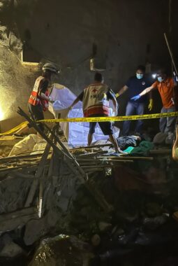 Bersih bersih kebun, warga Tengaran temukan pria tanpa identitas meninggal dibawah jembatan.