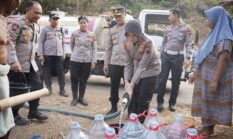 Polres Purworejo Salurkan 4.000 Liter Air Bersih untuk Warga Terdampak Kekeringan